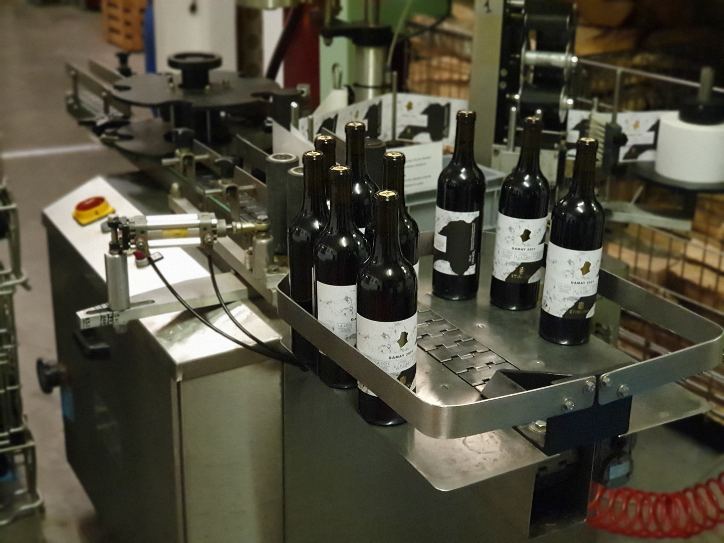 Application of labels on the bottles of Gamay